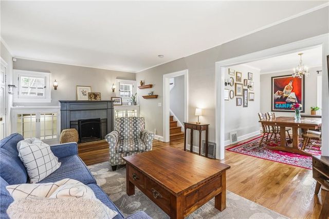 6133 BROOKSIDE Boulevard, Kansas City, MO 64113
