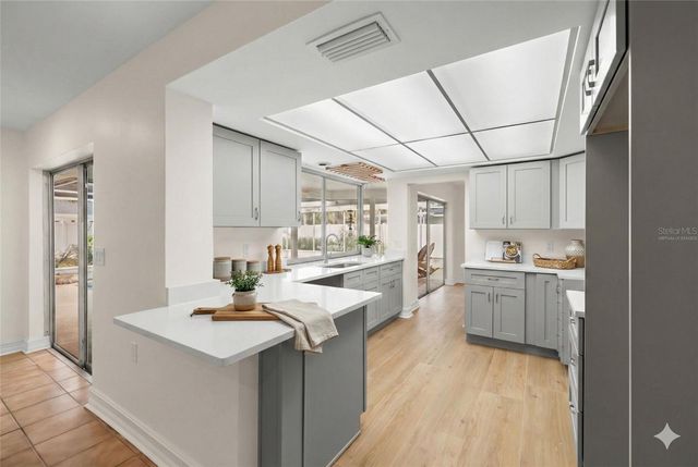 5254 VENETIAN BOULEVARD NE, St Petersburg, FL 33703