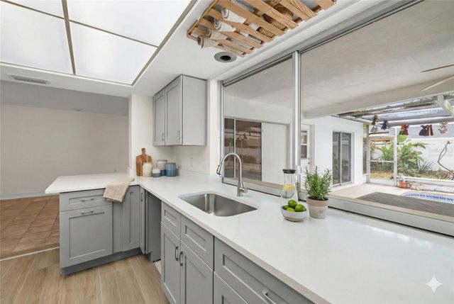 5254 VENETIAN BOULEVARD NE, St Petersburg, FL 33703