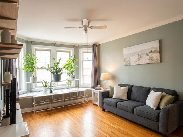 4834 W HENDERSON Street 2B, Chicago, IL 60641