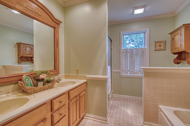8866 Bayberry Drive, Newburgh, IN 47630
