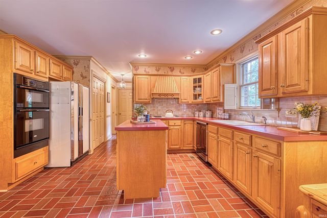 8866 Bayberry Drive, Newburgh, IN 47630