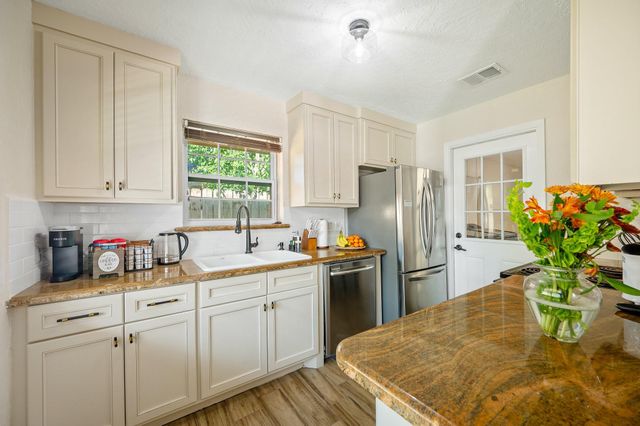 9651 Richmond Avenue, Houston, TX 77063