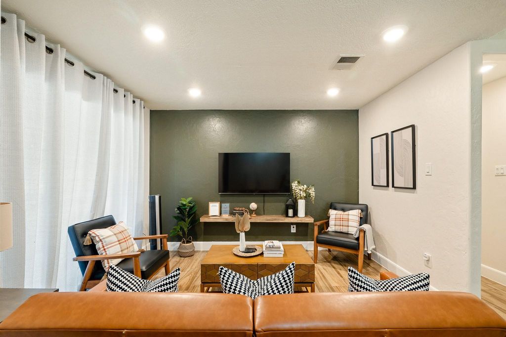 9651 Richmond Avenue, Houston, TX 77063