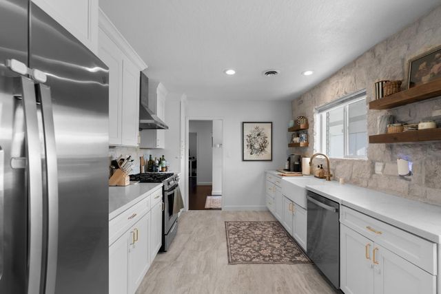 909 Greenwood Dr, Lodi, CA 95242