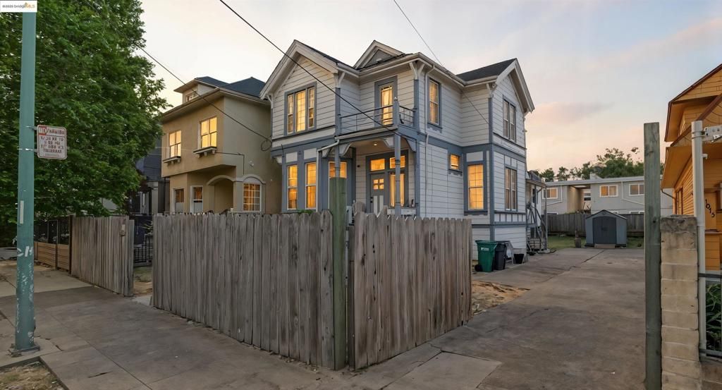 Image 1 of property listing at 1071 59Th St, Oakland, CA 94608
