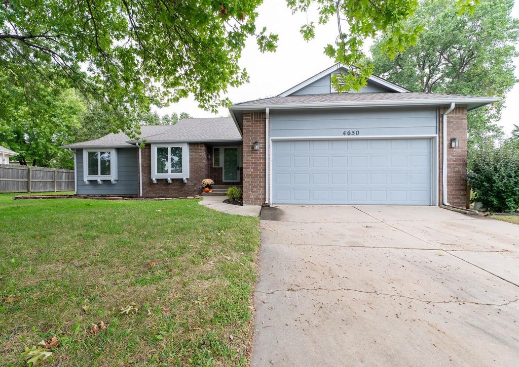 4650 Farmstead Ct, Bel Aire, KS 67220