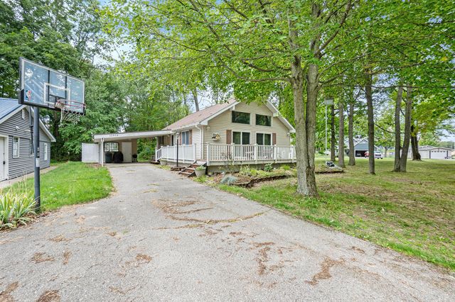 10905 1st Street, Canadian Lakes, MI 49346