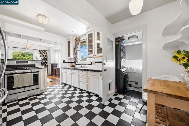 2637 Chestnut St, Oakland, CA 94607