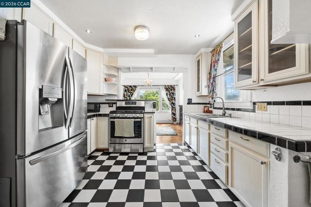 2637 Chestnut St, Oakland, CA 94607