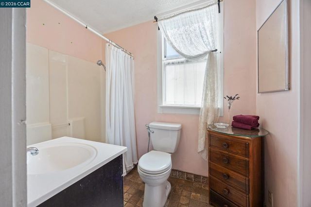 2637 Chestnut St, Oakland, CA 94607