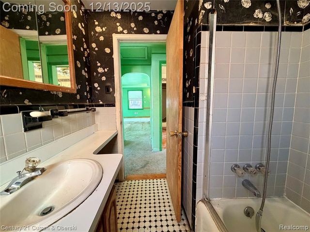 11761 Hazelton, Redford, MI 48239