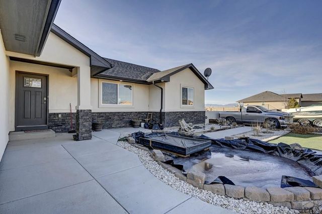 40 E Lyons Dr, Pueblo West, CO 81007