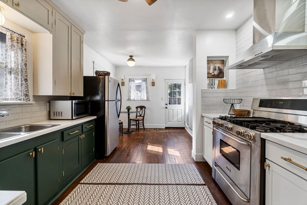 Image 11 of property listing at 850 E Carmen Avenue, Fresno, CA 93728