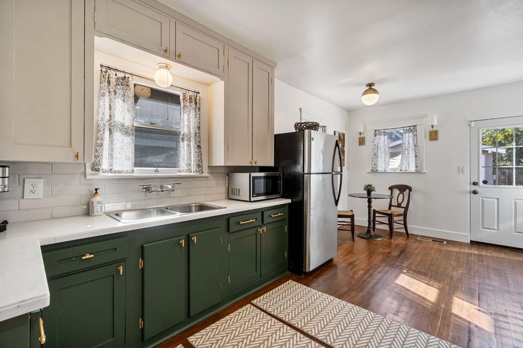 Image 12 of property listing at 850 E Carmen Avenue, Fresno, CA 93728