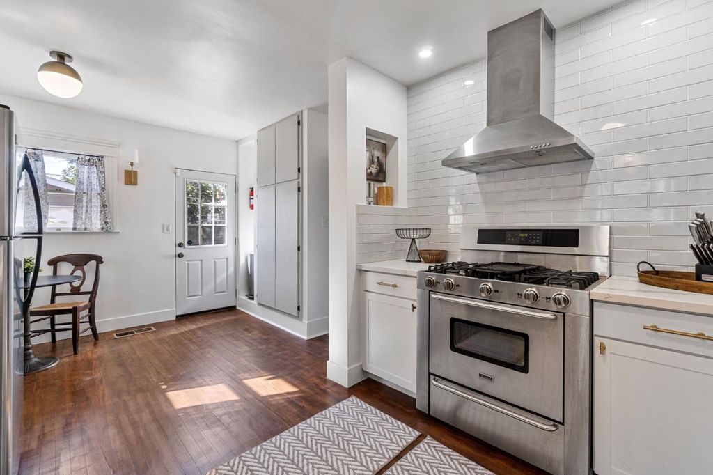 Image 13 of property listing at 850 E Carmen Avenue, Fresno, CA 93728