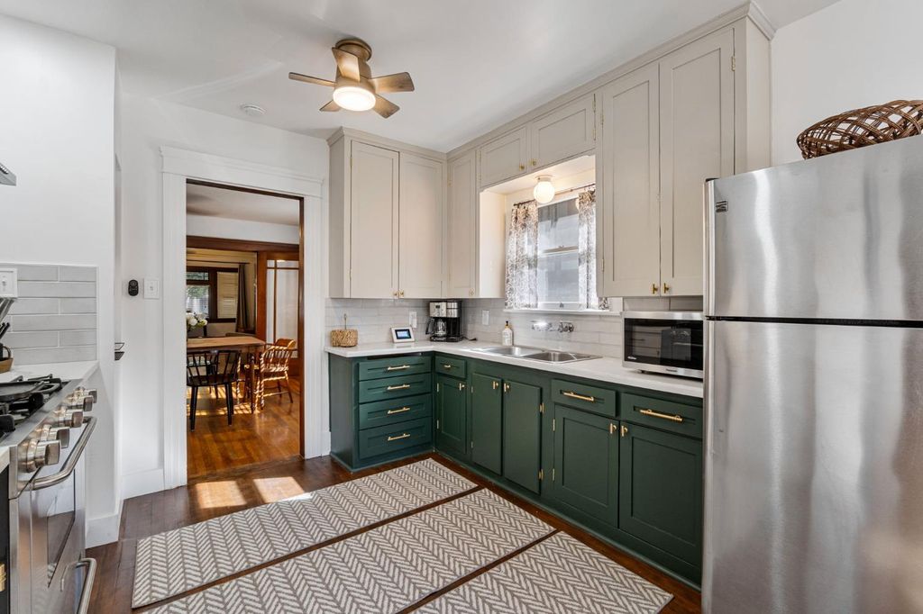 Image 14 of property listing at 850 E Carmen Avenue, Fresno, CA 93728