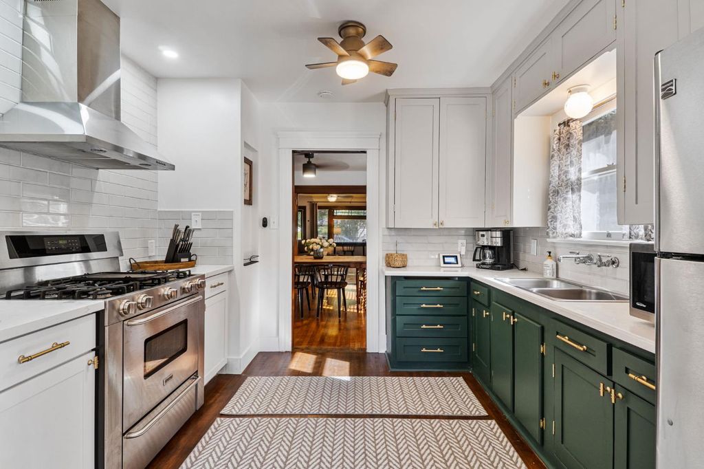 Image 15 of property listing at 850 E Carmen Avenue, Fresno, CA 93728