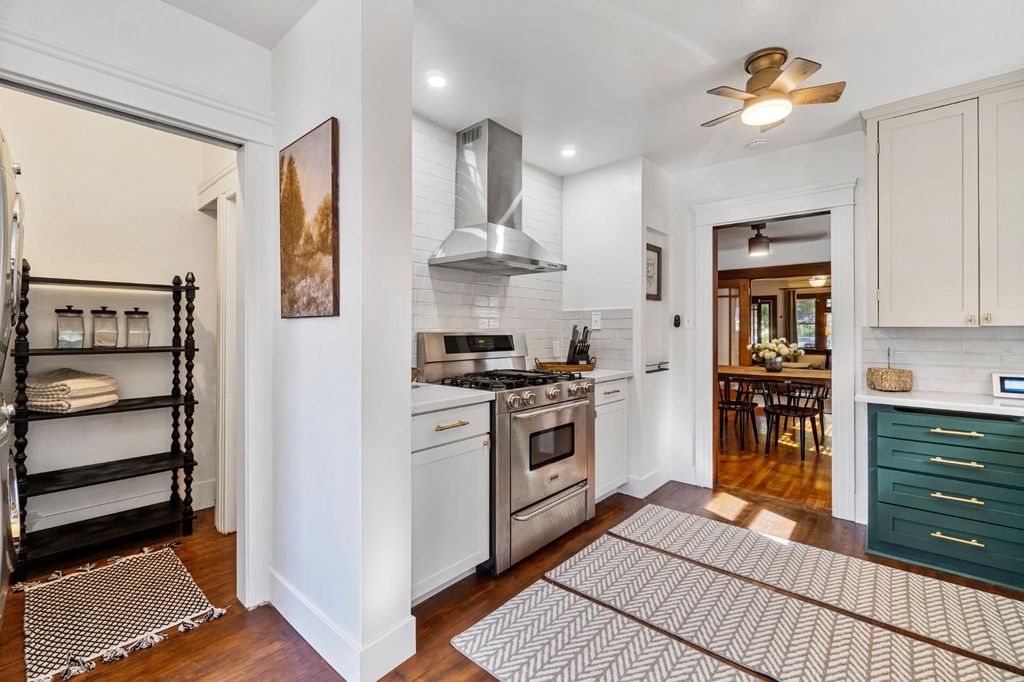 Image 16 of property listing at 850 E Carmen Avenue, Fresno, CA 93728