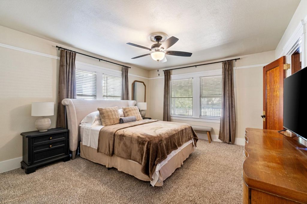 Image 20 of property listing at 850 E Carmen Avenue, Fresno, CA 93728