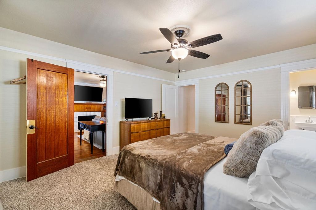 Image 21 of property listing at 850 E Carmen Avenue, Fresno, CA 93728