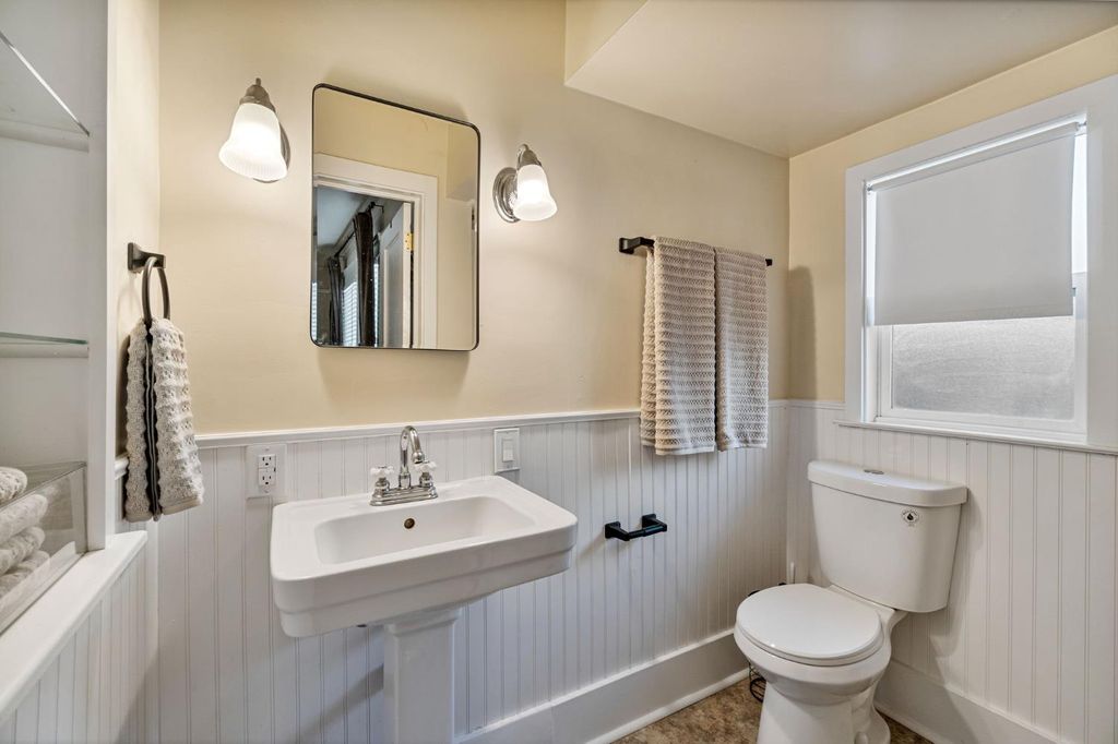 Image 22 of property listing at 850 E Carmen Avenue, Fresno, CA 93728