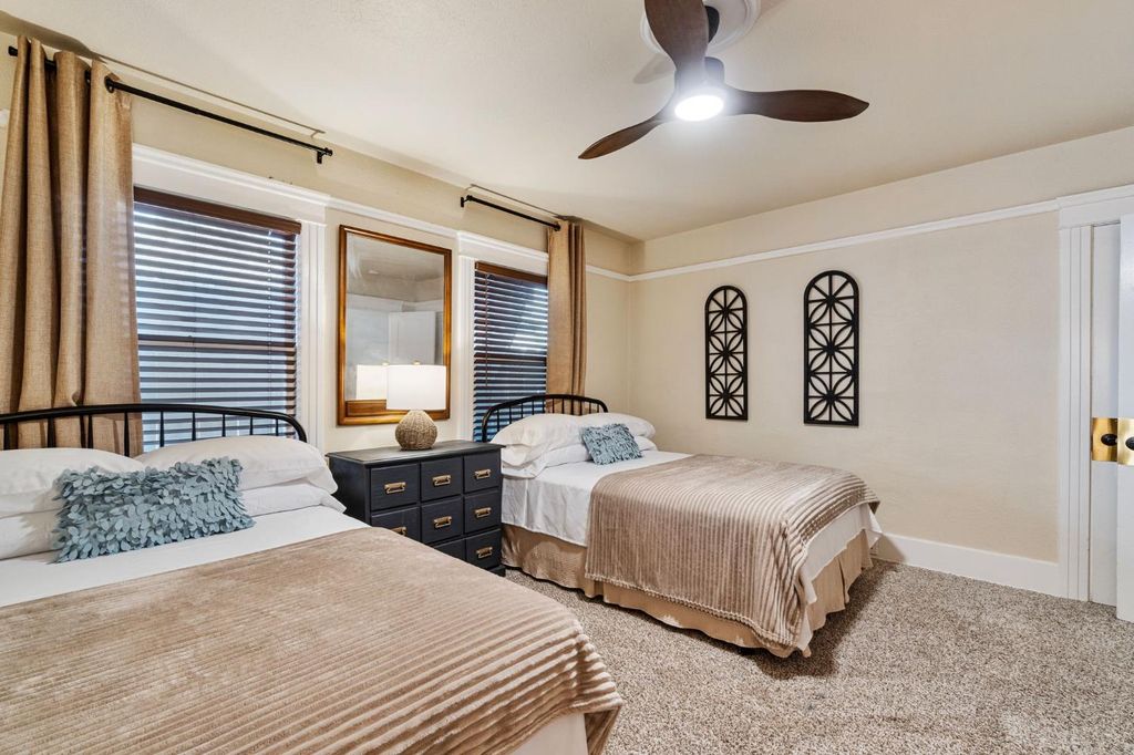 Image 24 of property listing at 850 E Carmen Avenue, Fresno, CA 93728