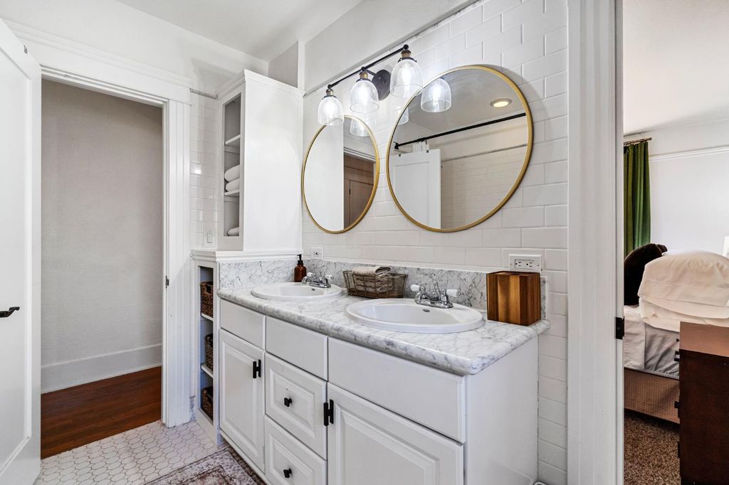 Image 27 of property listing at 850 E Carmen Avenue, Fresno, CA 93728