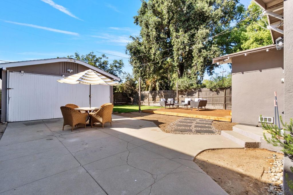 Image 29 of property listing at 850 E Carmen Avenue, Fresno, CA 93728