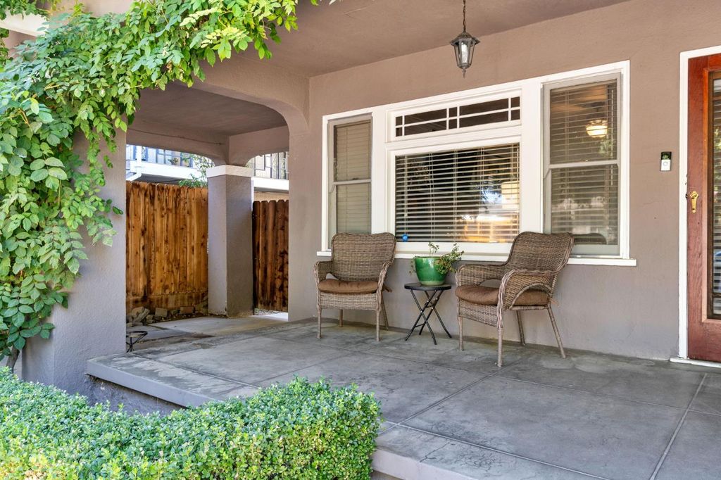 Image 3 of property listing at 850 E Carmen Avenue, Fresno, CA 93728