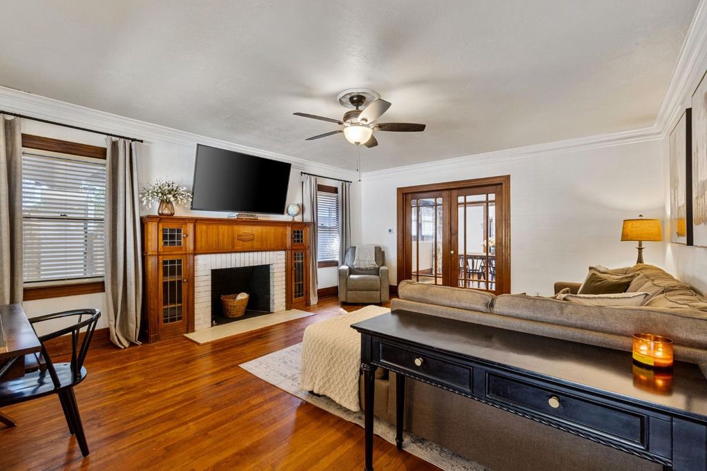 Image 4 of property listing at 850 E Carmen Avenue, Fresno, CA 93728