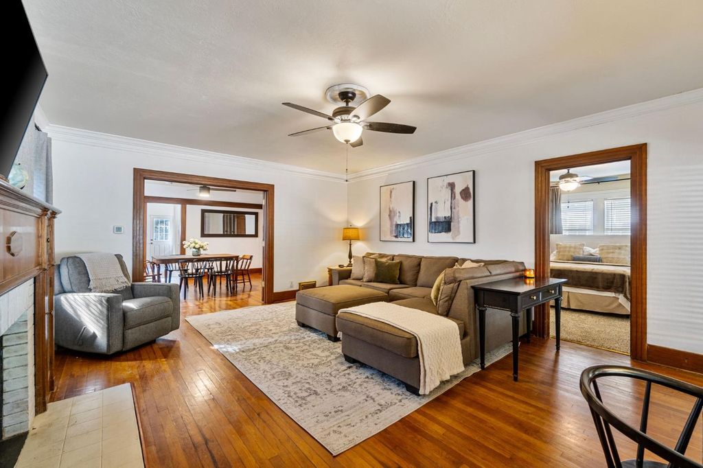 Image 5 of property listing at 850 E Carmen Avenue, Fresno, CA 93728