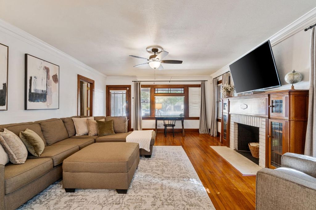 Image 6 of property listing at 850 E Carmen Avenue, Fresno, CA 93728