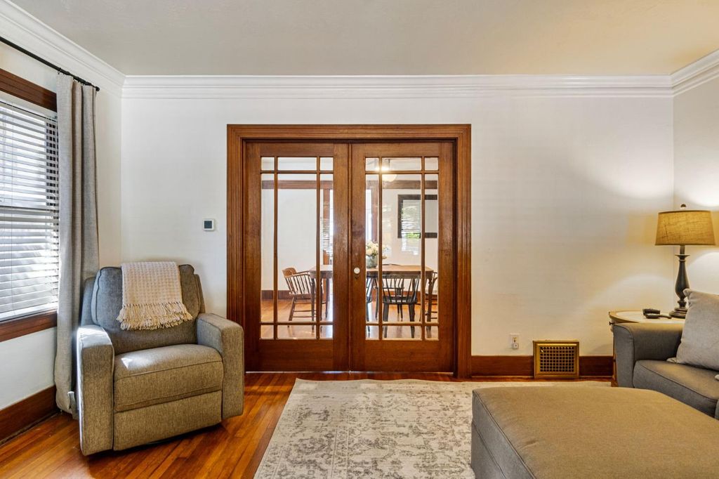 Image 8 of property listing at 850 E Carmen Avenue, Fresno, CA 93728