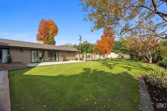 6500 Mount Rainier Drive, Bakersfield, CA 93309