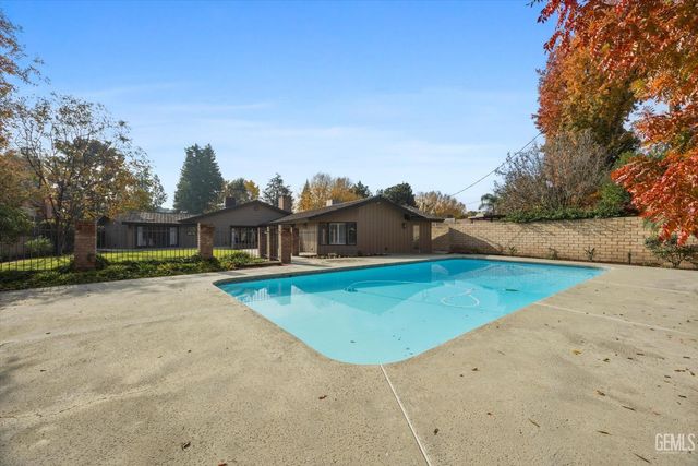 6500 Mount Rainier Drive, Bakersfield, CA 93309