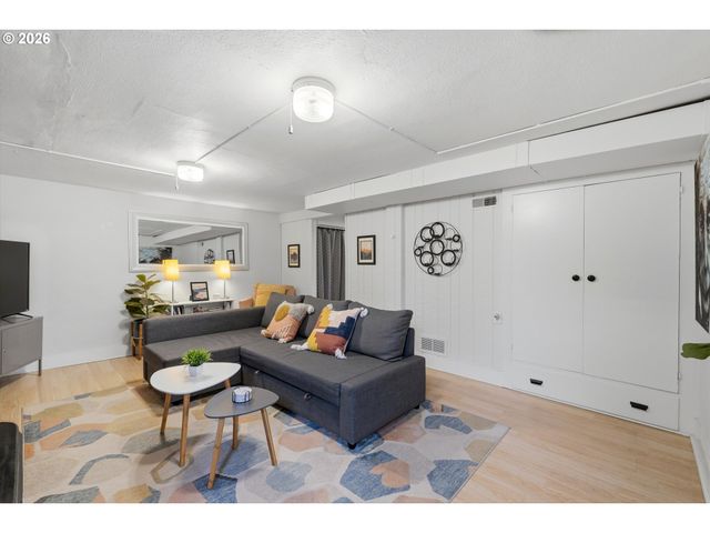 2605 Se Woodward St, Portland, OR 97202