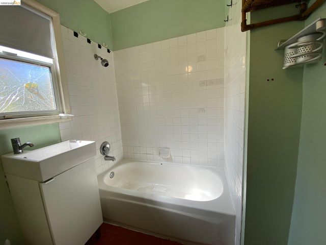 2814 Roosevelt Ave, Richmond, CA 94804