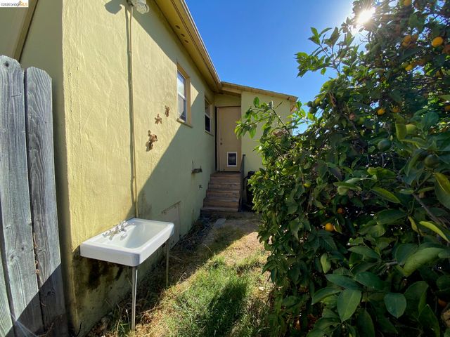 2814 Roosevelt Ave, Richmond, CA 94804