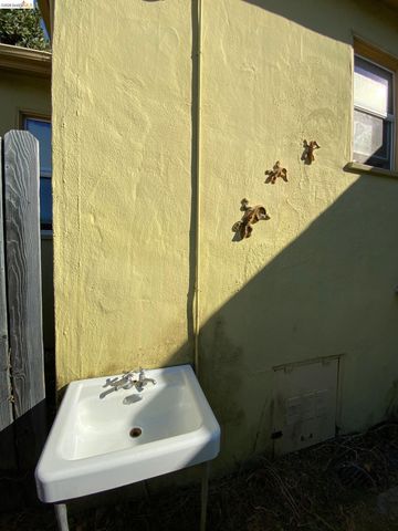 2814 Roosevelt Ave, Richmond, CA 94804