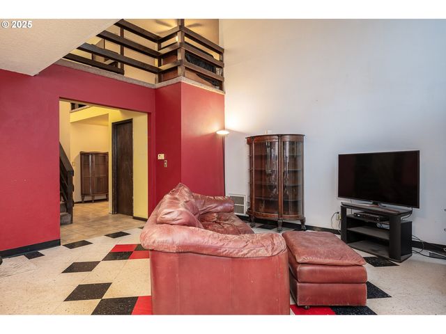 6170 Sw CHERRYHILL Dr, Beaverton, OR 97008