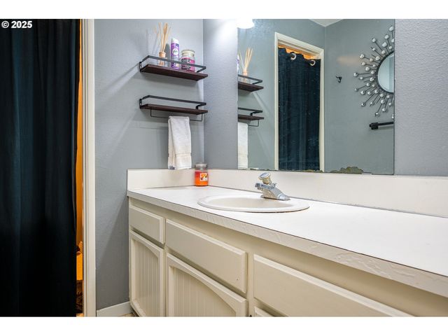 6170 Sw CHERRYHILL Dr, Beaverton, OR 97008