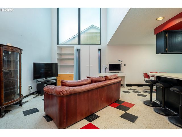 6170 Sw CHERRYHILL Dr, Beaverton, OR 97008