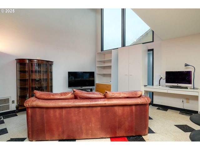 6170 Sw CHERRYHILL Dr, Beaverton, OR 97008