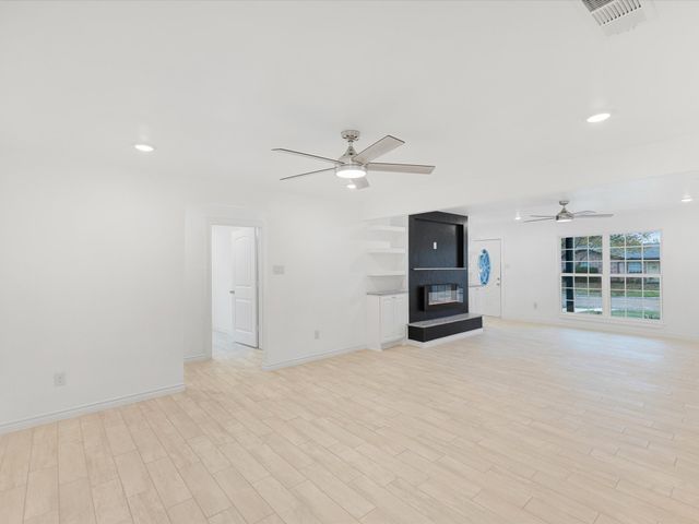 916 Kelley Drive, Everman, TX 76140