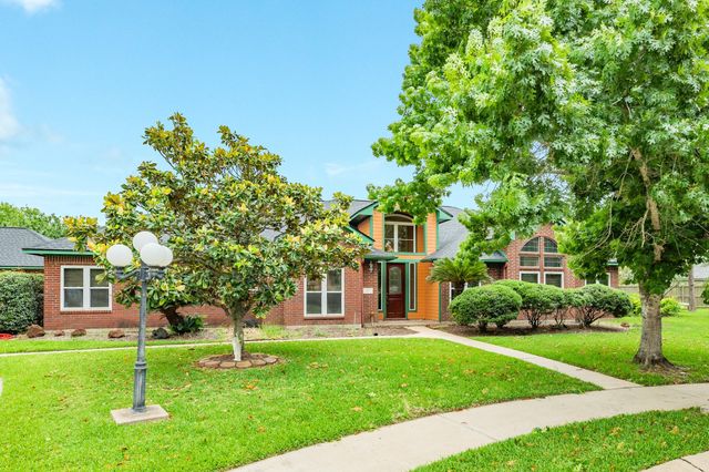 55 Mandevilla Court, Lake Jackson, TX 77566