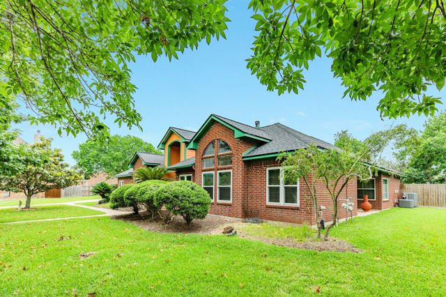 55 Mandevilla Court, Lake Jackson, TX 77566