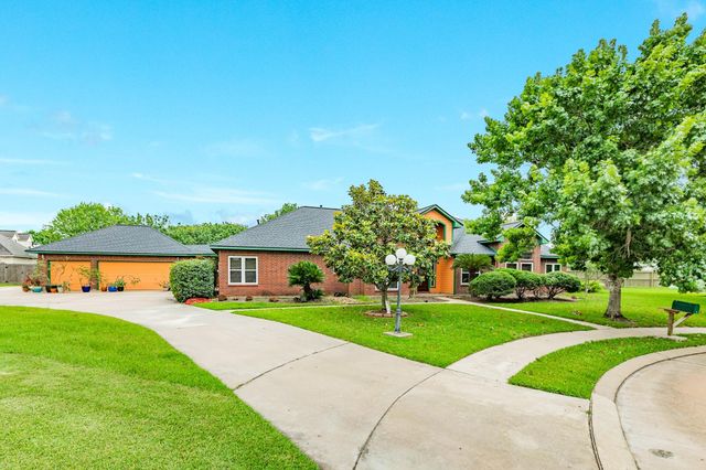 55 Mandevilla Court, Lake Jackson, TX 77566