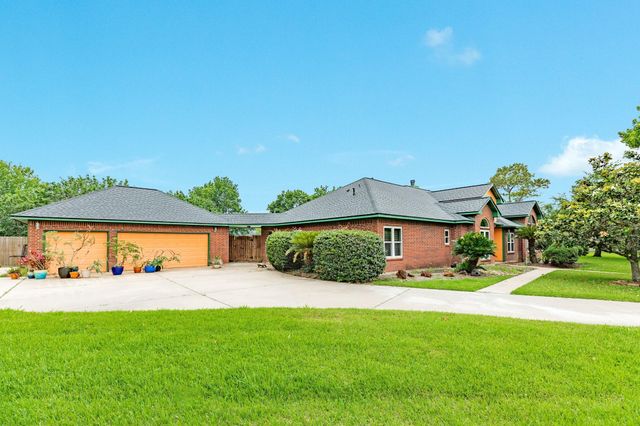 55 Mandevilla Court, Lake Jackson, TX 77566