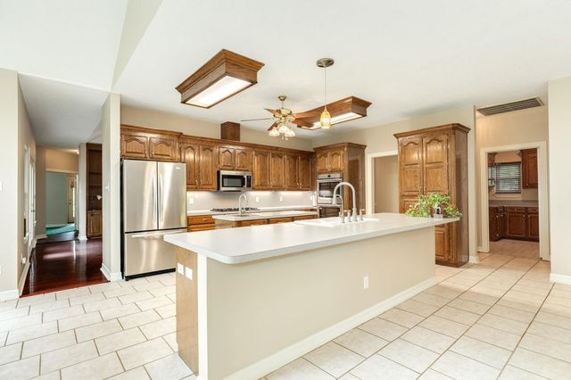 55 Mandevilla Court, Lake Jackson, TX 77566